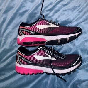 Brooks ghost 10 Women's Athletic Shoes - Black and Pink size 8.5